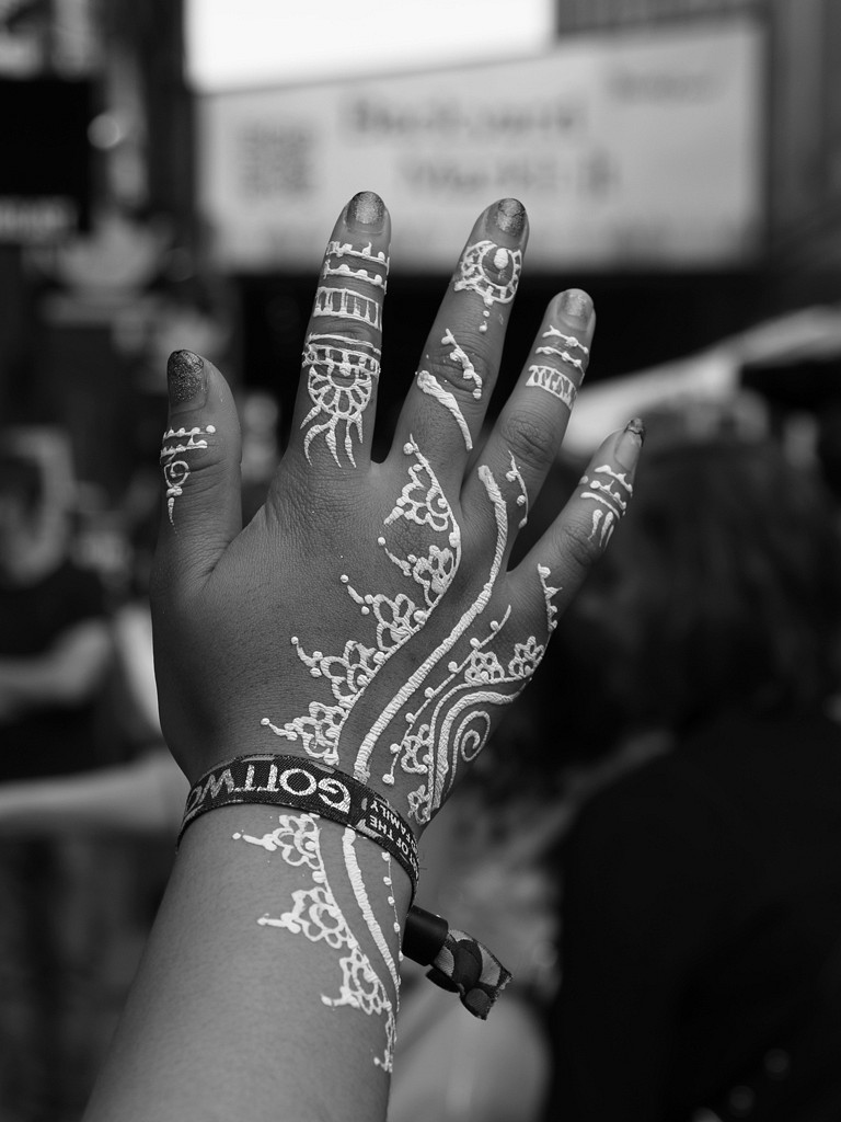 White henna hand