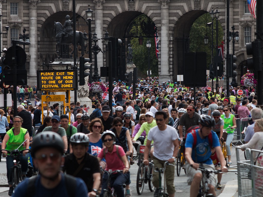 Cyclists heading towards the Strand from Admiralty Arch